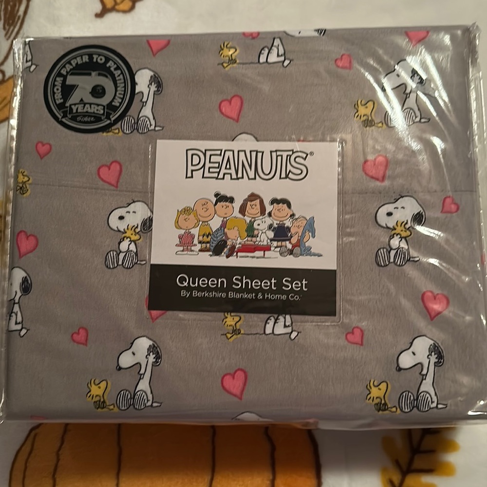 Peanuts, queen size sheet, set with Snoopy and Woodstock.